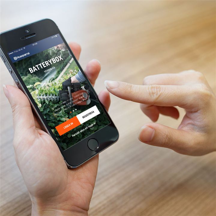 После завершения регистрации в приложении для iPhone (которое называется «Husqvarna Battery Box«) клиент может зарезервировать один из 30 доступных продуктов с батарейным питанием (бензопила, триммер для изгороди, триммер или воздуходувка). Приложение информирует пользователя о том, как открыть и закрыть дверь в конкретный шкафчик, где хранится продукт, который он хочет арендовать. Приложение также включает в себя видео-инструкции, чтобы объяснить, как работает продукт. После завершения регистрации в приложении для iPhone (которое называется «Husqvarna Battery Box«) клиент может зарезервировать один из 30 доступных продуктов с батарейным питанием (бензопила, триммер для изгороди, триммер или воздуходувка). Приложение информирует пользователя о том, как открыть и закрыть дверь в конкретный шкафчик, где хранится продукт, который он хочет арендовать. Приложение также включает в себя видео-инструкции, чтобы объяснить, как работает продукт.